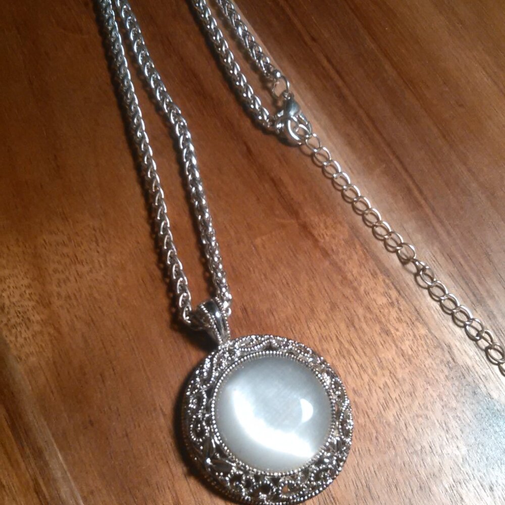 Cat's Eye Silvertone Floral Necklace (18 to 20 Inch)